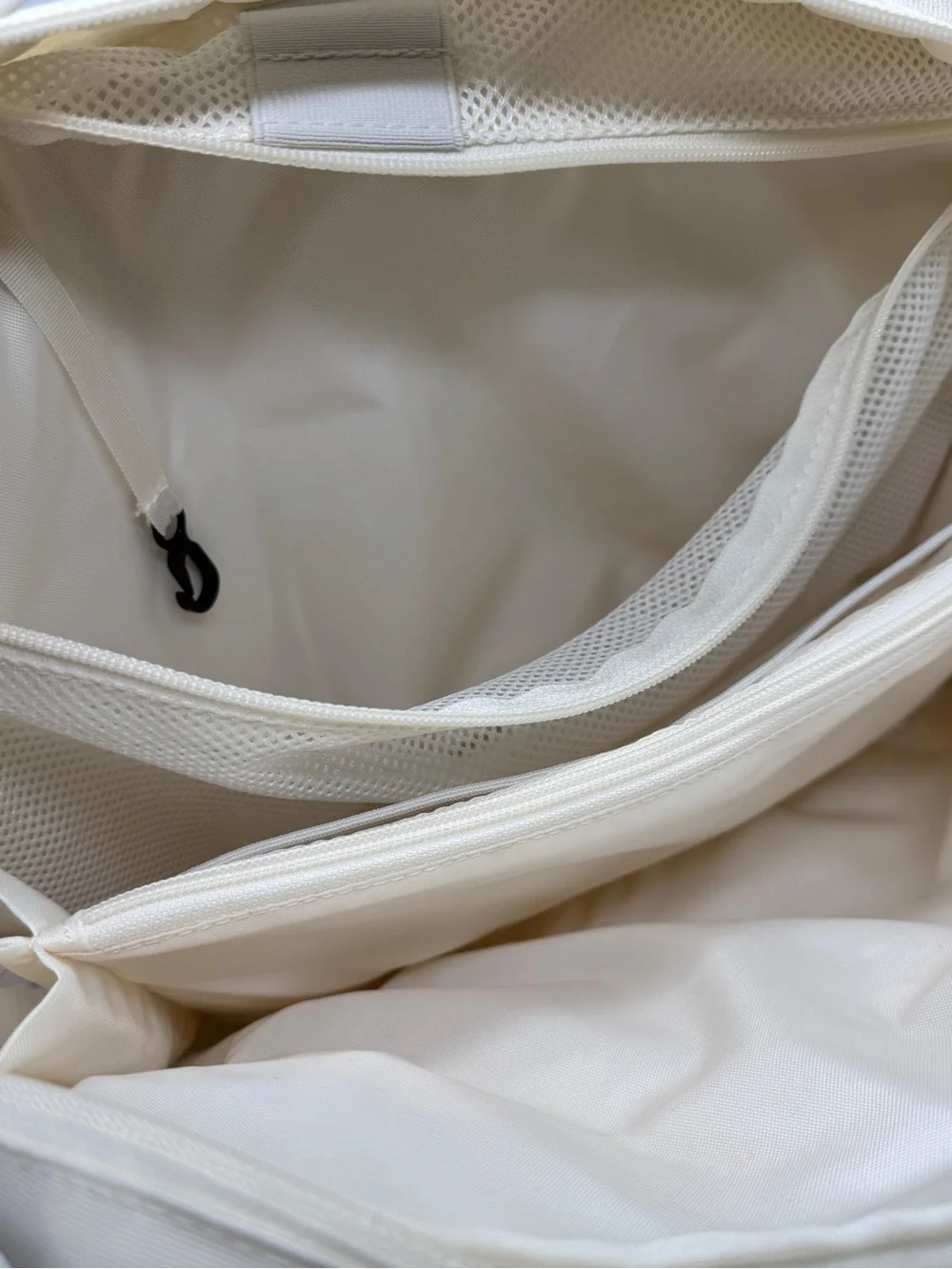 The North Face Base Camp Voyager Sling Bag 11L White Dune Cream Crossbody NWT